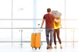 Giovane coppia in aeroporto durante le vacanze estive