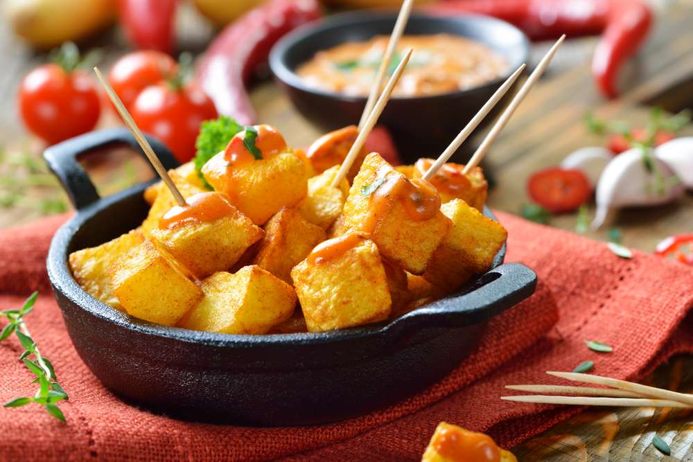 Patatas bravas spagnole con salsa di peperoncino piccante