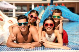 Famiglia felice in piscina. Vacanze estive.